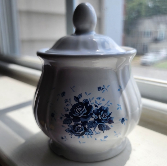 Ceramic white with blue roses - lidded sugar container - Picture 7 of 8